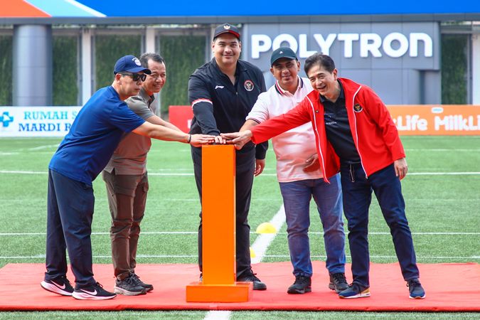 Menteri Pemuda dan Olahraga RI, Ario Bimo Nandito Ariotedjo (Dito), saat membuka Kejuaraan Nasional Panahan Junior MilkLife Archery Challenge di Supersoccer Arena, Kudus, Jawa Tengah,